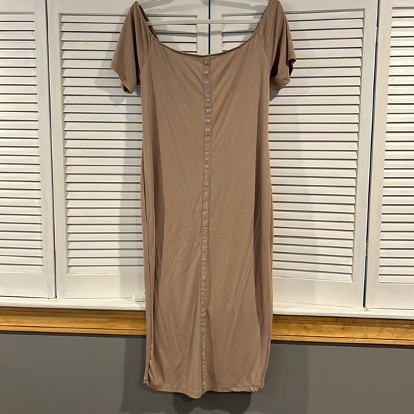 Fashion Nova NWT. Size 2X. Taupe. Off shoulder. Button down detail. - Picture 2 of 5